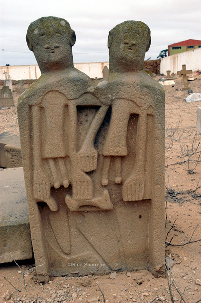 Stèle Mbali, Cimetiere de Namibe / Rina Sherman