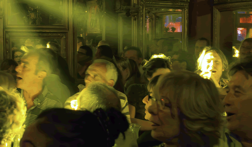 Le 16 mai 2014 au Cabaret Michou, rue des Martyrs avec Michou et @iglesiasfabrice75 https://www.rinasherman.com/films/grands-portraits/michou-cest-moi-le-film-2013-2016/