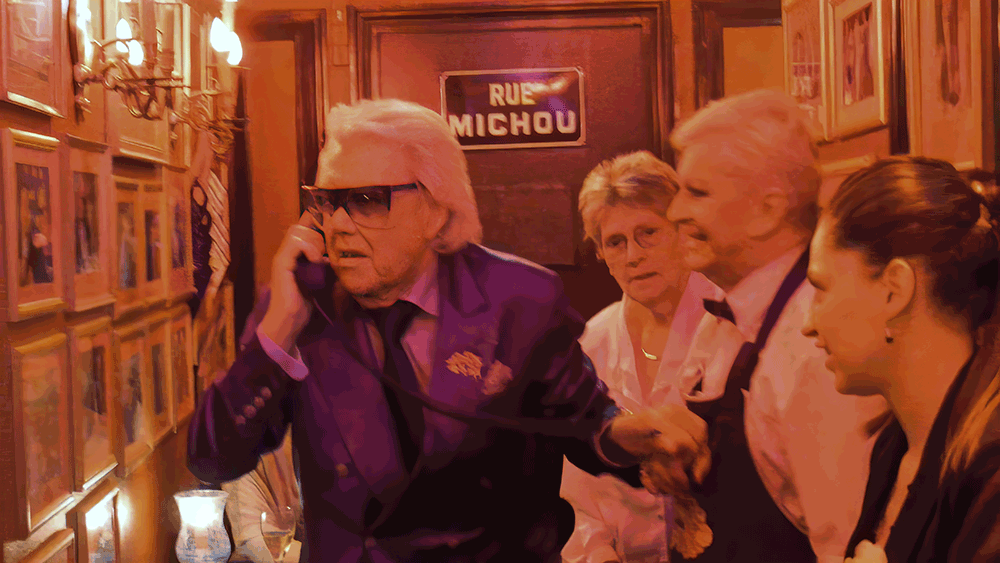 Le 16 mai 2014 au Cabaret Michou, rue des Martyrs avec Michou et @iglesiasfabrice75 https://www.rinasherman.com/films/grands-portraits/michou-cest-moi-le-film-2013-2016/
