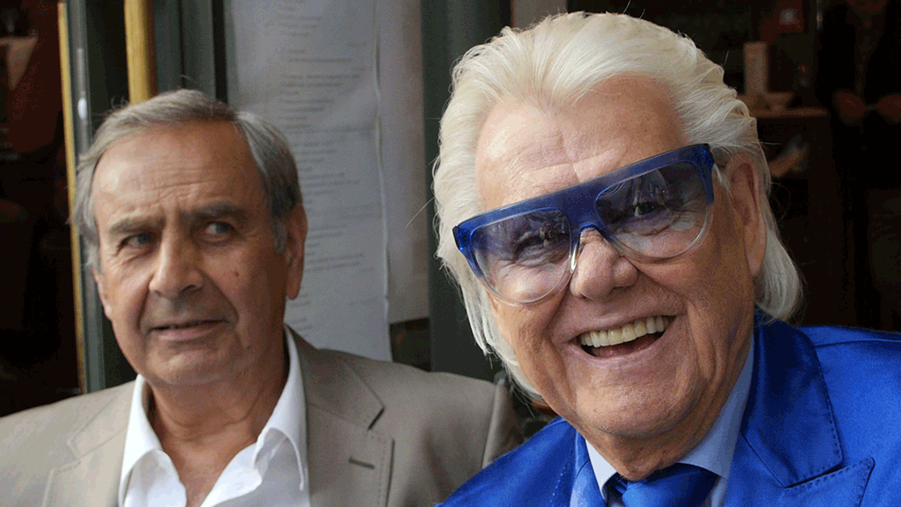 Michou avec des amis à la Mascotte et au Cabaret Michou le 3 juin 2014 / Rina Sherman https://www.rinasherman.com/films/grands-portraits/michou-cest-moi-le-film-2013-2016/