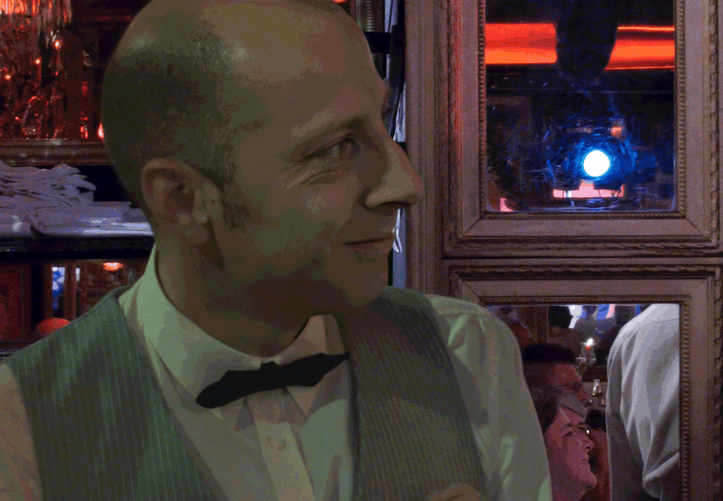 Michou avec des amis à la Mascotte et au Cabaret Michou le 3 juin 2014 https://www.rinasherman.com/films/grands-portraits/michou-cest-moi-le-film-2013-2016/