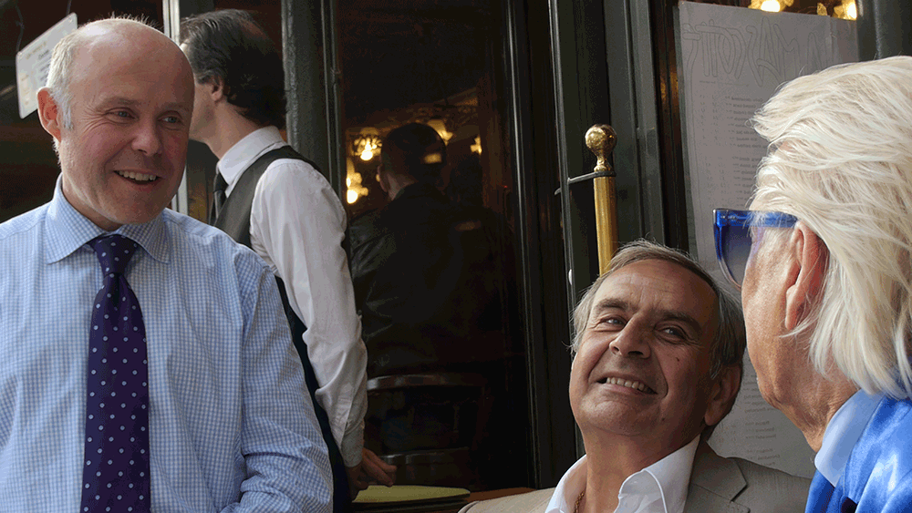 Michou avec des amis à la Mascotte et au Cabaret Michou le 3 juin 2014 / Rina Sherman https://www.rinasherman.com/films/grands-portraits/michou-cest-moi-le-film-2013-2016/