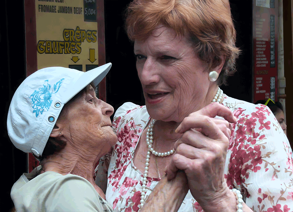 Michou avec des amies à la place du Tertre, La Pomponette et La Mascotte, le 8 juin 2014 / Rina Sherman https://www.rinasherman.com/films/grands-portraits/michou-cest-moi-le-film-2013-2016/