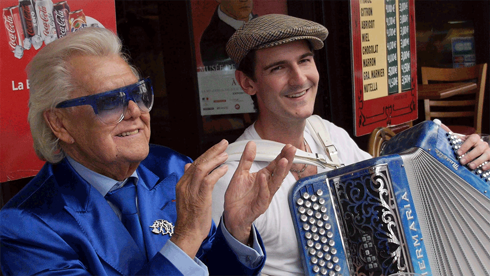 Michou avec des amies à la place du Tertre, La Pomponette et La Mascotte, le 8 juin 2014 / Rina Sherman https://www.rinasherman.com/films/grands-portraits/michou-cest-moi-le-film-2013-2016/