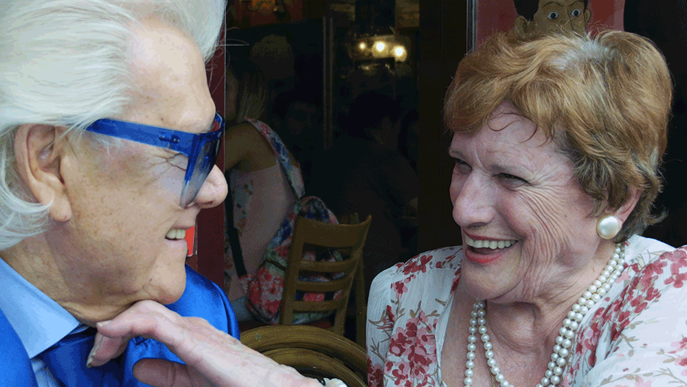 Michou avec des amies à la place du Tertre, La Pomponette et La Mascotte, le 8 juin 2014 / Rina Sherman https://www.rinasherman.com/films/grands-portraits/michou-cest-moi-le-film-2013-2016/