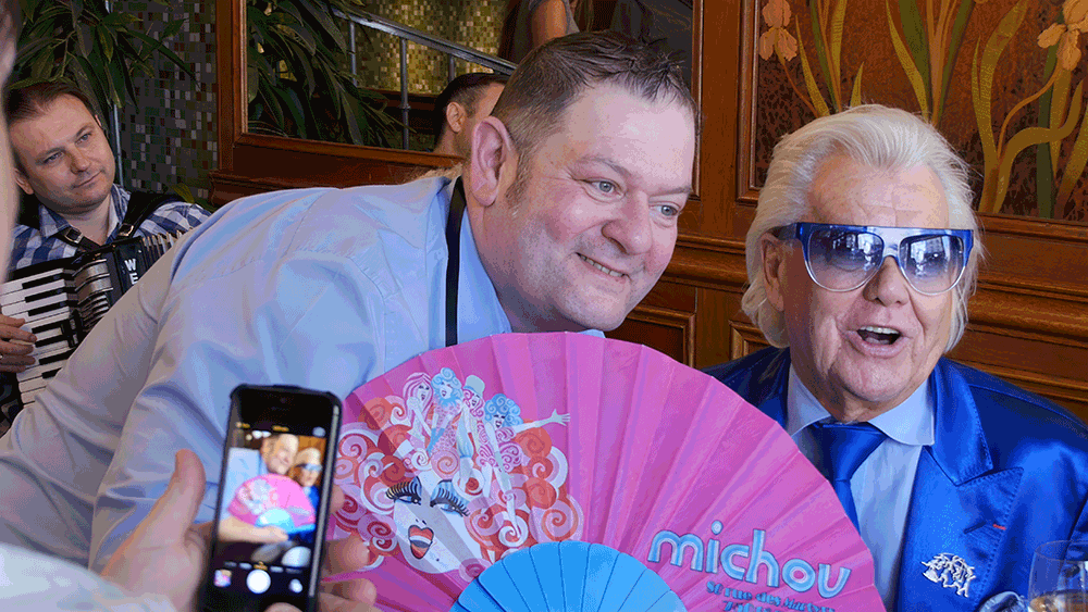 Michou avec des amies à la place du Tertre, La Pomponette et La Mascotte, le 8 juin 2014 / Rina Sherman https://www.rinasherman.com/films/grands-portraits/michou-cest-moi-le-film-2013-2016/