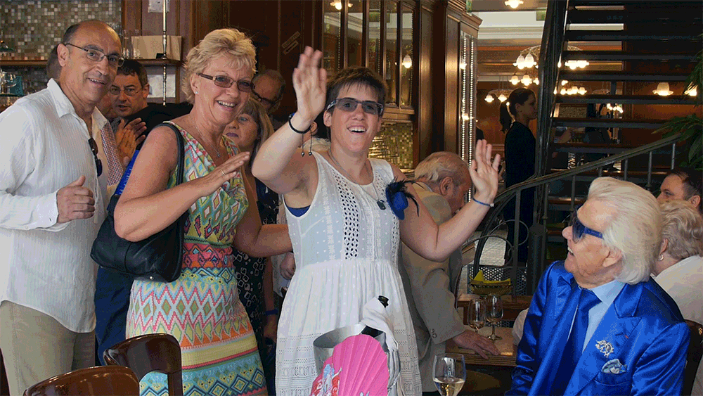 Michou avec des amies à la place du Tertre, La Pomponette et La Mascotte, le 8 juin 2014 / Rina Sherman https://www.rinasherman.com/films/grands-portraits/michou-cest-moi-le-film-2013-2016/