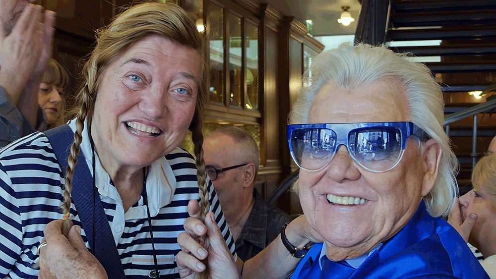Michou avec des amies à la place du Tertre, La Pomponette et La Mascotte, le 8 juin 2014 / Rina Sherman https://www.rinasherman.com/films/grands-portraits/michou-cest-moi-le-film-2013-2016/