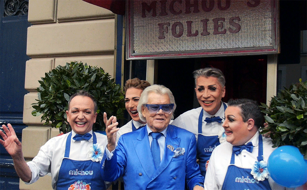 Michou, c'est moi ! le film / Rina Sherman La fête d'anniversaire de Michou, filmé le 13 juillet 2014 https://www.rinasherman.com/films/grands-portraits/michou-cest-moi-le-film-2013-2016/