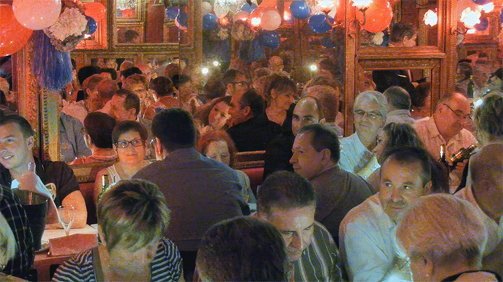 Michou, c'est moi ! le film / Rina Sherman La fête d'anniversaire de Michou, filmé le 13 juillet 2014 https://www.rinasherman.com/films/grands-portraits/michou-cest-moi-le-film-2013-2016/