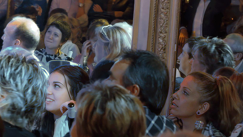 Michou, c'est moi ! le film / Rina Sherman La fête d'anniversaire de Michou, filmé le 13 juillet 2014 https://www.rinasherman.com/films/grands-portraits/michou-cest-moi-le-film-2013-2016/