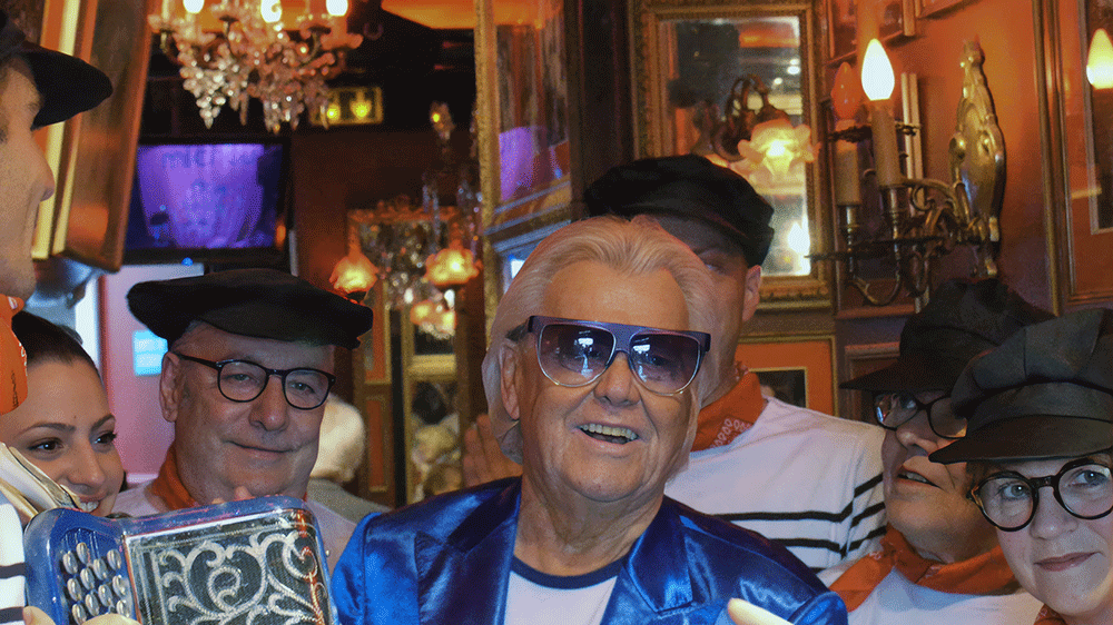 Le 9 septembre 2014, déjeuner mensuel de Michou pour les personnes âgées de Montmarte au cabaret de la rue des Martyrs.