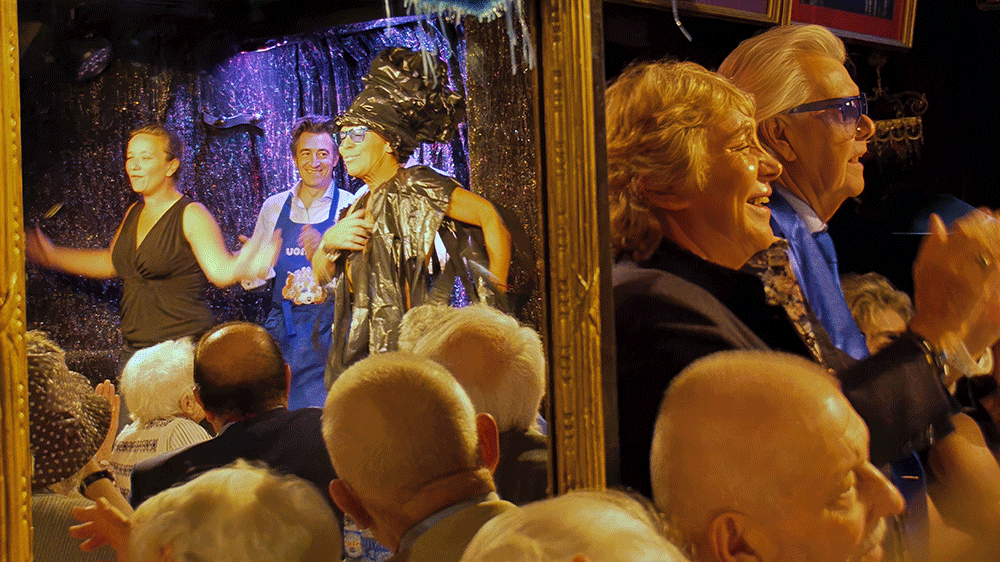 Michou, c'est moi ! le film / Rina Sherman Moments choisis du tournage du IXe déjeuner pour les personnages âgées chez Michou le15 juillet 2014 https://www.rinasherman.com/films/grands-portraits/michou-cest-moi-le-film-2013-2016/