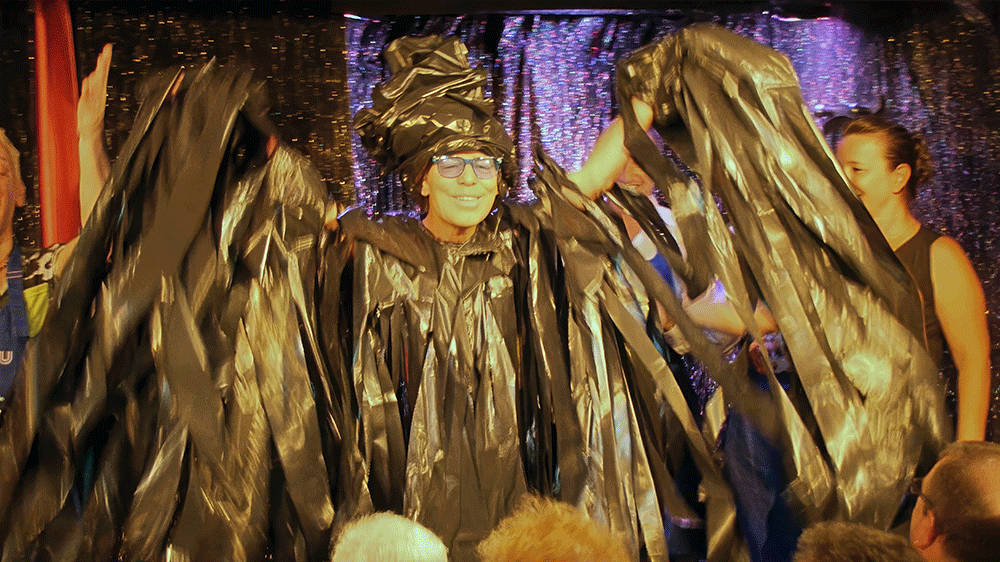 Michou, c'est moi ! le film / Rina Sherman Moments choisis du tournage du IXe déjeuner pour les personnages âgées chez Michou le15 juillet 2014 https://www.rinasherman.com/films/grands-portraits/michou-cest-moi-le-film-2013-2016/