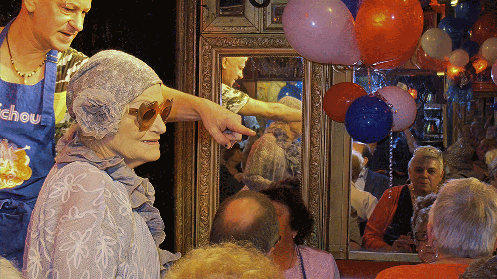 Michou, c'est moi ! le film / Rina Sherman Moments choisis du tournage du IXe déjeuner pour les personnages âgées chez Michou le15 juillet 2014 https://www.rinasherman.com/films/grands-portraits/michou-cest-moi-le-film-2013-2016/