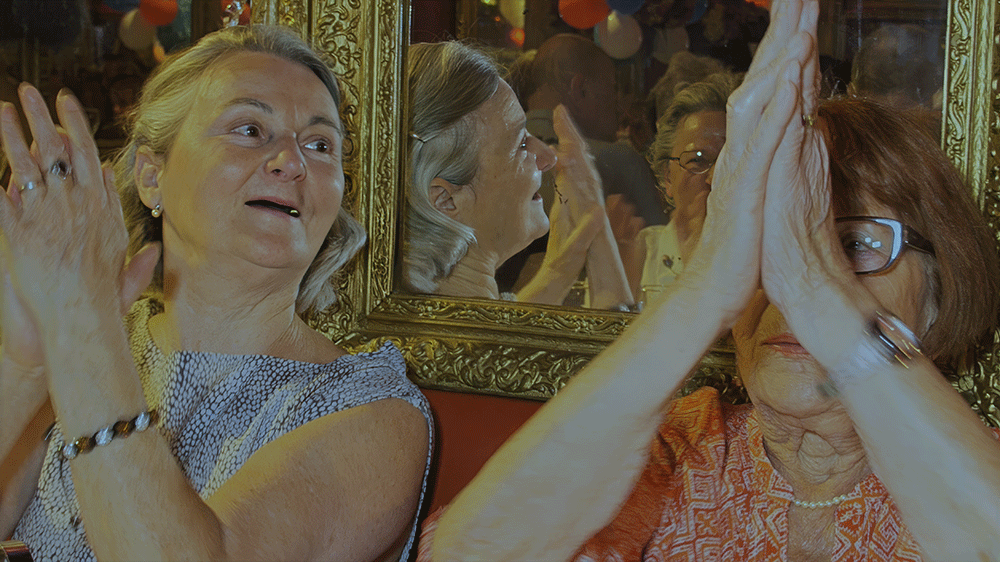 Michou, c'est moi ! le film / Rina Sherman Moments choisis du tournage du IXe déjeuner pour les personnages âgées chez Michou le15 juillet 2014 https://www.rinasherman.com/films/grands-portraits/michou-cest-moi-le-film-2013-2016/