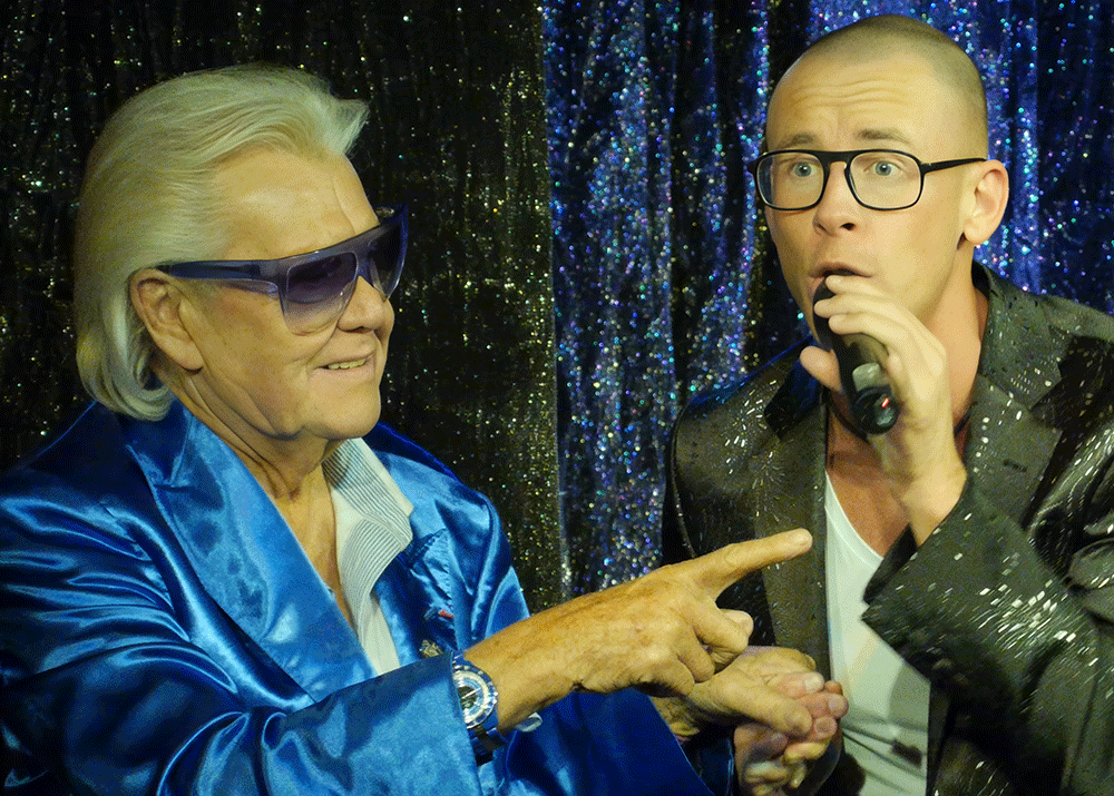 Le spectacle, Michou's Folies, Cabaret Michou, avec quelques nouveaux numéros, avec Michou et les Michettes, le 23 septembre 2014 https://www.rinasherman.com/films/grands-portraits/michou-cest-moi-le-film-2013-2016/