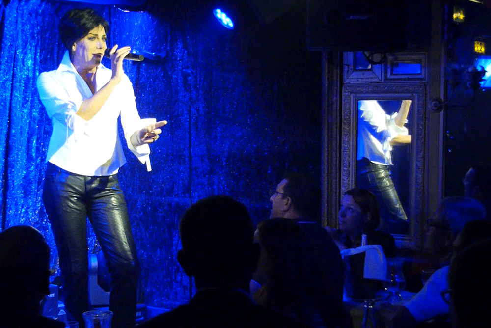 Le spectacle, Michou's Folies, Cabaret Michou, avec quelques nouveaux numéros, avec Michou et les Michettes, le 23 septembre 2014 https://www.rinasherman.com/films/grands-portraits/michou-cest-moi-le-film-2013-2016/