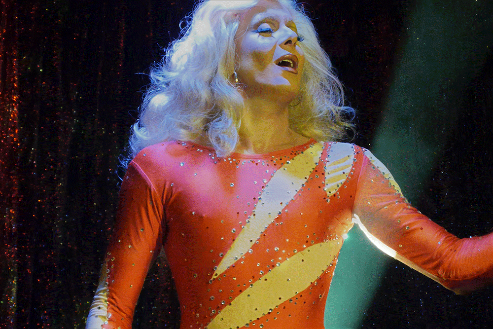 Le spectacle, Michou's Folies, Cabaret Michou, avec quelques nouveaux numéros, avec Michou et les Michettes, le 23 septembre 2014 https://www.rinasherman.com/films/grands-portraits/michou-cest-moi-le-film-2013-2016/