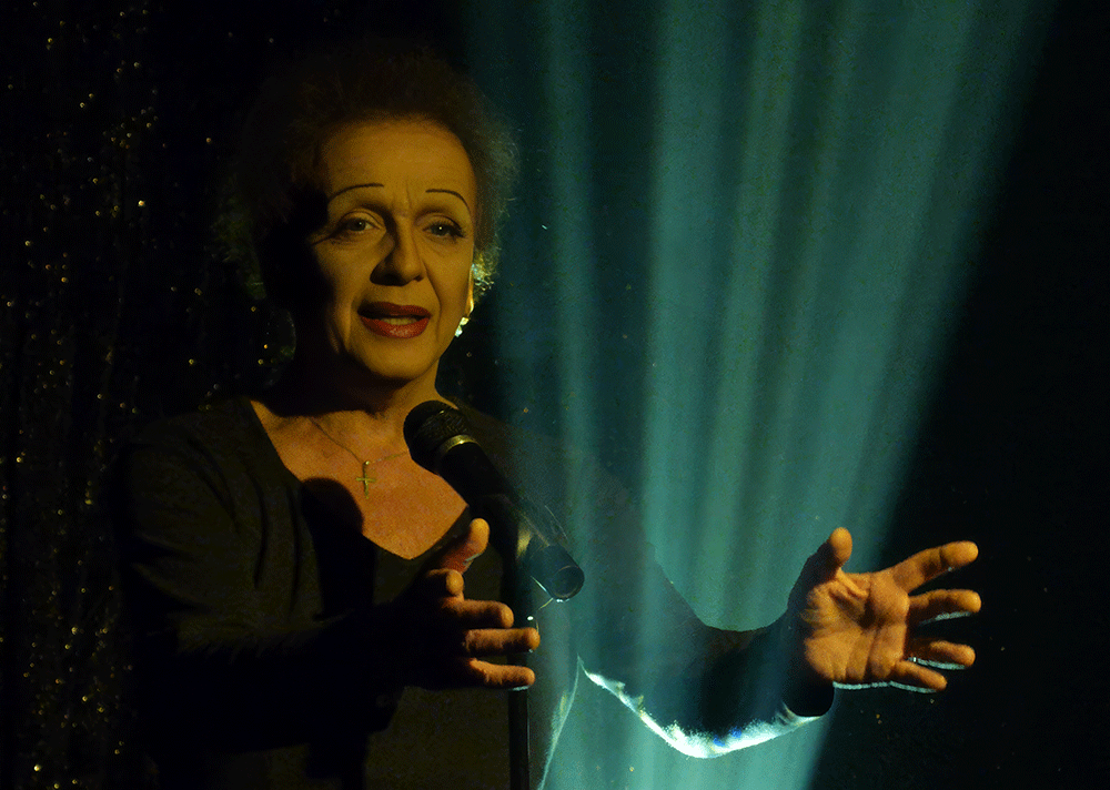 Le spectacle, Michou's Folies, Cabaret Michou, avec quelques nouveaux numéros, avec Michou et les Michettes, le 23 septembre 2014 https://www.rinasherman.com/films/grands-portraits/michou-cest-moi-le-film-2013-2016/