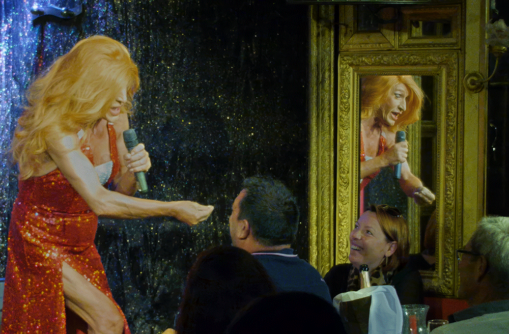 Le spectacle, Michou's Folies, Cabaret Michou, avec quelques nouveaux numéros, avec Michou et les Michettes, le 23 septembre 2014 https://www.rinasherman.com/films/grands-portraits/michou-cest-moi-le-film-2013-2016/