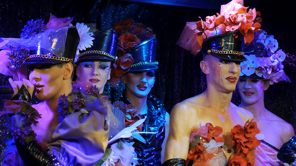 Le spectacle, Michou's Folies, Cabaret Michou, avec quelques nouveaux numéros, avec Michou et les Michettes, le 23 septembre 2014 https://www.rinasherman.com/films/grands-portraits/michou-cest-moi-le-film-2013-2016/