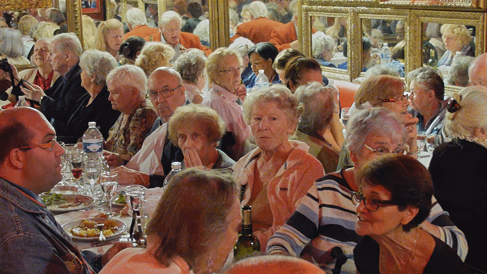 Le 9 septembre 2014, déjeuner mensuel de Michou pour les personnes âgées de Montmarte au cabaret de la rue des Martyrs.