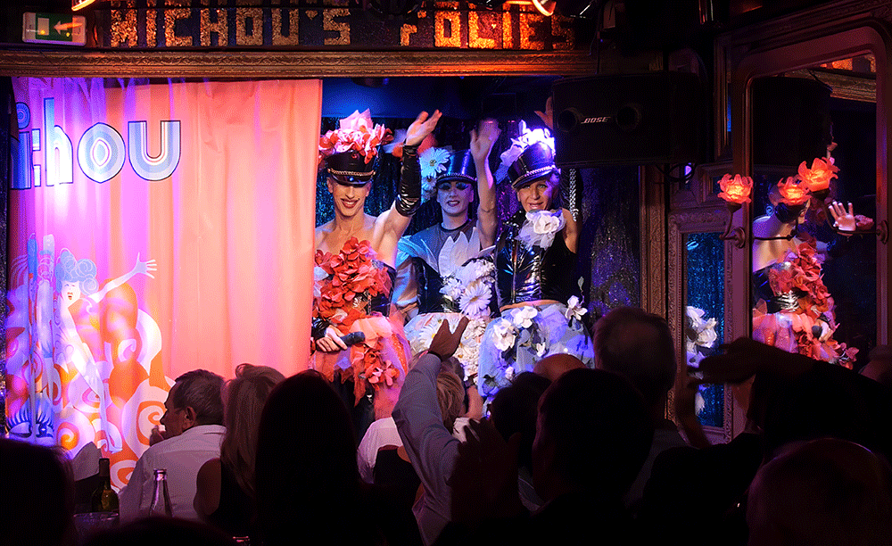 Michoue, c'est moi ! le film / Rina Sherman Nouvelle lumière du spectacle MIchou's Folies au Cabaret Michou avec Michou https://www.rinasherman.com/films/grands-portraits/michou-cest-moi-le-film-2013-2016/