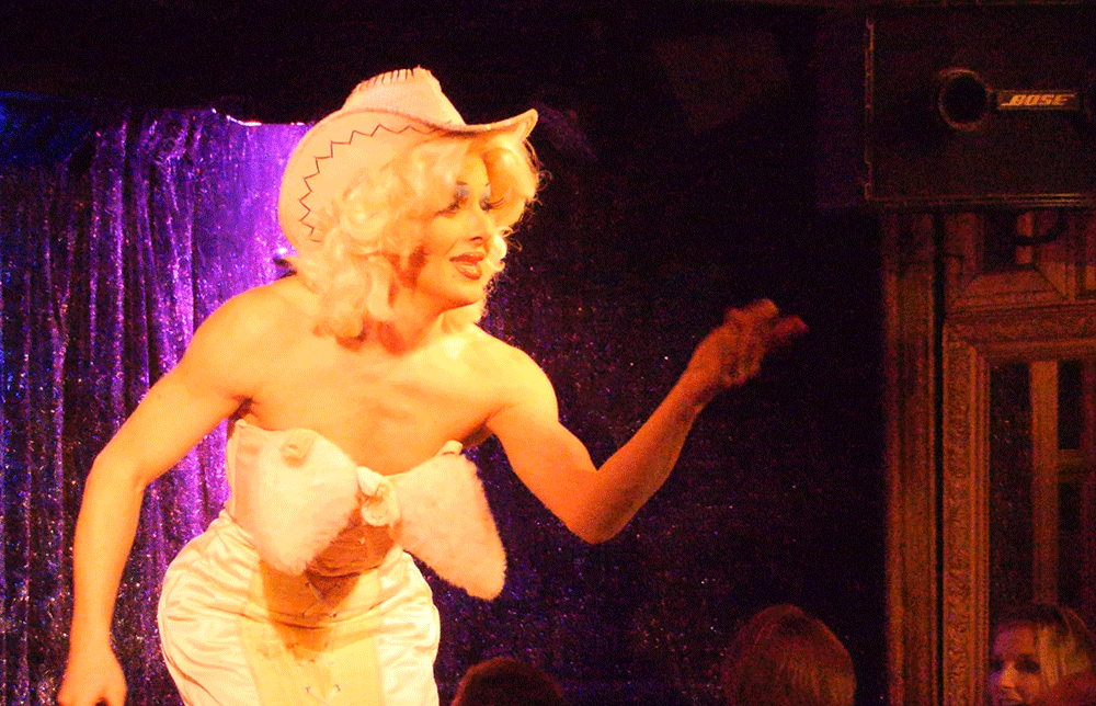 Michou, c'est moi ! le film / Rina Sherman Prises de vue de l'audience avec Michou au Cabaret Michou, filmées le 1er novembre 2014 https://www.rinasherman.com/films/grands-portraits/michou-cest-moi-le-film-2013-2016/