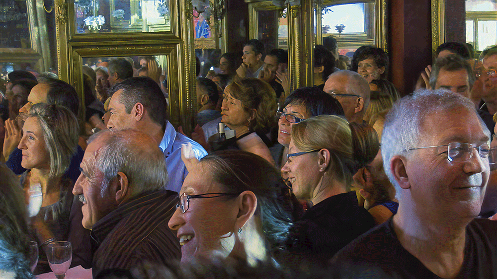 Michou, c'est moi ! le film / Rina Sherman Prises de vue de l'audience avec Michou au Cabaret Michou, filmées le 1er novembre 2014 https://www.rinasherman.com/films/grands-portraits/michou-cest-moi-le-film-2013-2016/
