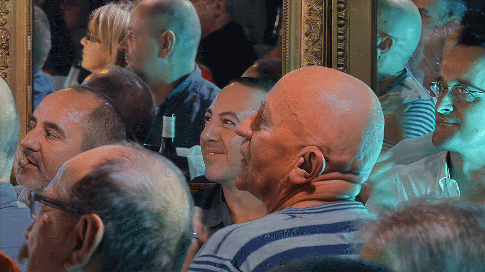 Michou, c'est moi ! le film / Rina Sherman Prises de vue de l'audience avec Michou au Cabaret Michou, filmées le 1er novembre 2014 https://www.rinasherman.com/films/grands-portraits/michou-cest-moi-le-film-2013-2016/