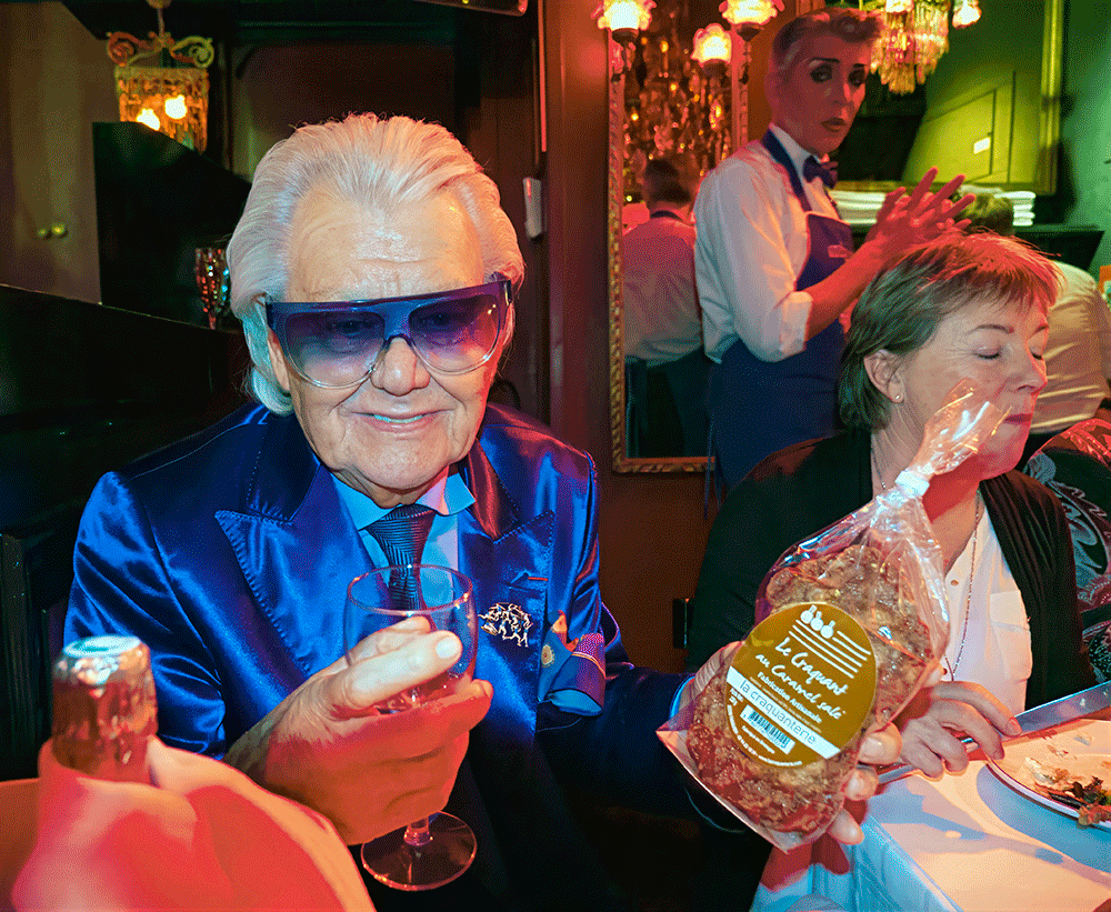 Michou, c'est moi ! – le film / Rina Sherman Michou au cabaret avec ses invités le 25 novembre 2014 https://www.rinasherman.com/films/grands-portraits/michou-cest-moi-le-film-2013-2016/