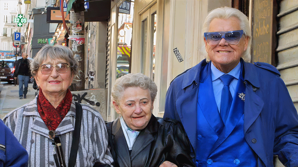 Michou c'est moi ! – le film / Rina Sherman Storyboard chronologique des tournages de 2013 à 2016 de Michou, du Cabaret, le spectacle de transformistes et les déjeuners-spectacles pour les personnes âgées de Montmartre. Le Xle déjeuner pour personnes âgées, "Les Poilus", le 11 novembre 2014 https://www.rinasherman.com/films/grands-portraits/michou-cest-moi-le-film-2013-2016/