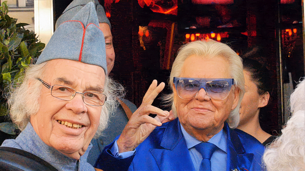 Michou c'est moi ! – le film / Rina Sherman Storyboard chronologique des tournages de 2013 à 2016 de Michou, du Cabaret, le spectacle de transformistes et les déjeuners-spectacles pour les personnes âgées de Montmartre. Le Xle déjeuner pour personnes âgées, "Les Poilus", le 11 novembre 2014 https://www.rinasherman.com/films/grands-portraits/michou-cest-moi-le-film-2013-2016/