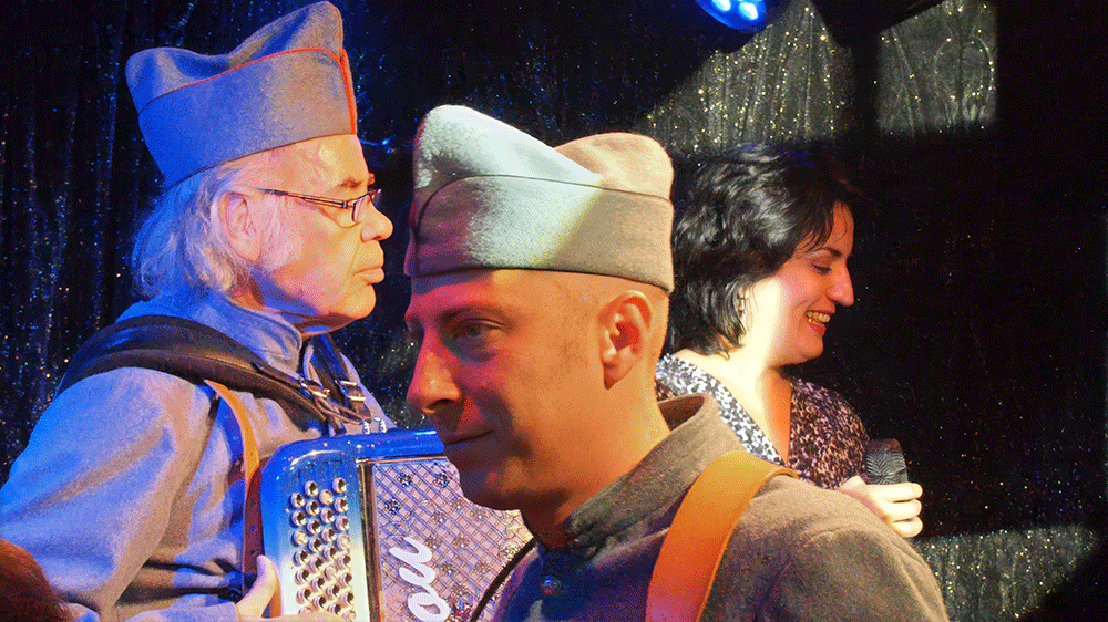 Michou c'est moi ! – le film / Rina Sherman Storyboard chronologique des tournages de 2013 à 2016 de Michou, du Cabaret, le spectacle de transformistes et les déjeuners-spectacles pour les personnes âgées de Montmartre. Le Xle déjeuner pour personnes âgées, "Les Poilus", le 11 novembre 2014 https://www.rinasherman.com/films/grands-portraits/michou-cest-moi-le-film-2013-2016/