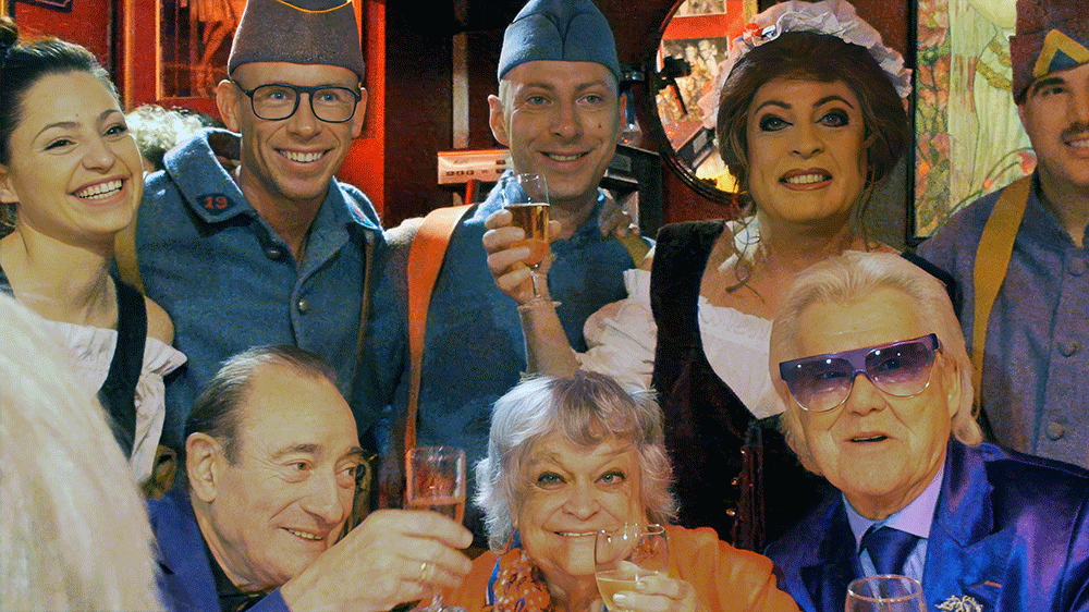 Michou c'est moi ! – le film / Rina Sherman Storyboard chronologique des tournages de 2013 à 2016 de Michou, du Cabaret, le spectacle de transformistes et les déjeuners-spectacles pour les personnes âgées de Montmartre. Le Xle déjeuner pour personnes âgées, "Les Poilus", le 11 novembre 2014 https://www.rinasherman.com/films/grands-portraits/michou-cest-moi-le-film-2013-2016/