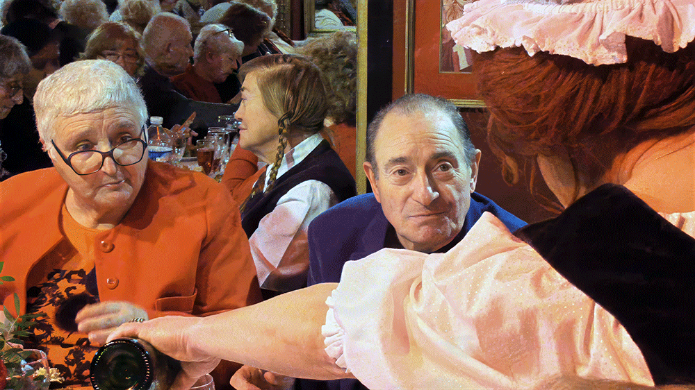 Michou c'est moi ! – le film / Rina Sherman Storyboard chronologique des tournages de 2013 à 2016 de Michou, du Cabaret, le spectacle de transformistes et les déjeuners-spectacles pour les personnes âgées de Montmartre. Le Xle déjeuner pour personnes âgées, "Les Poilus", le 11 novembre 2014 https://www.rinasherman.com/films/grands-portraits/michou-cest-moi-le-film-2013-2016/