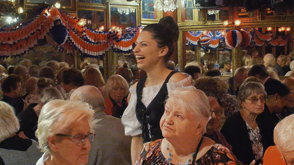 Michou c'est moi ! – le film / Rina Sherman Storyboard chronologique des tournages de 2013 à 2016 de Michou, du Cabaret, le spectacle de transformistes et les déjeuners-spectacles pour les personnes âgées de Montmartre. Le Xle déjeuner pour personnes âgées, "Les Poilus", le 11 novembre 2014 https://www.rinasherman.com/films/grands-portraits/michou-cest-moi-le-film-2013-2016/