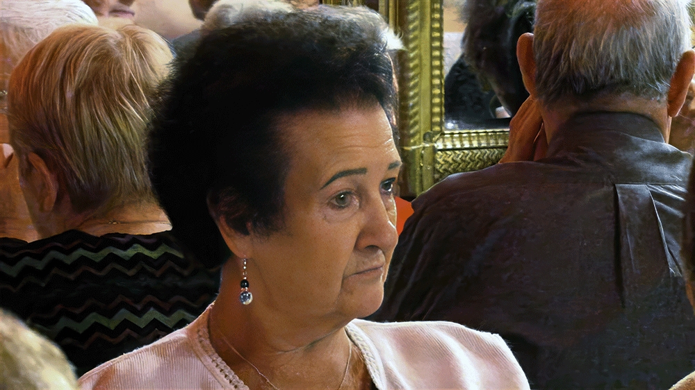 Michou c'est moi ! – le film / Rina Sherman Storyboard chronologique des tournages de 2013 à 2016 de Michou, du Cabaret, le spectacle de transformistes et les déjeuners-spectacles pour les personnes âgées de Montmartre. Le Xle déjeuner pour personnes âgées, "Les Poilus", le 11 novembre 2014 https://www.rinasherman.com/films/grands-portraits/michou-cest-moi-le-film-2013-2016/