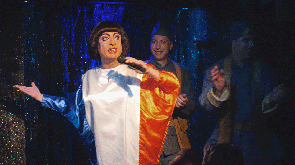 Michou c'est moi ! – le film / Rina Sherman Storyboard chronologique des tournages de 2013 à 2016 de Michou, du Cabaret, le spectacle de transformistes et les déjeuners-spectacles pour les personnes âgées de Montmartre. Le Xle déjeuner pour personnes âgées, "Les Poilus", le 11 novembre 2014 https://www.rinasherman.com/films/grands-portraits/michou-cest-moi-le-film-2013-2016/