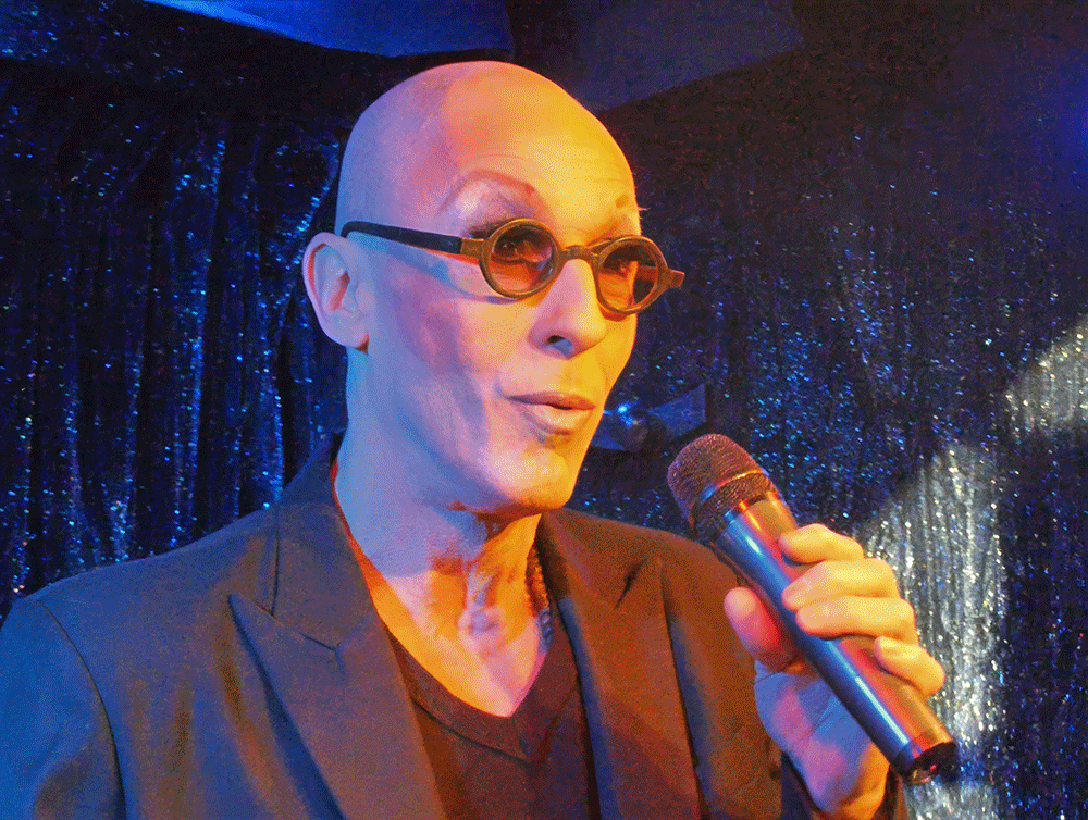 Storyboard chronologique des tournages de 2013 à 2016 de Michou, du Cabaret, le spectacle de transformistes et les déjeuners-spectacles pour les personnes âgées de Montmartre. Le Xle déjeuner pour personnes âgées, "Les Poilus", le 11 novembre 2014 https://www.rinasherman.com/films/grands-portraits/michou-cest-moi-le-film-2013-2016/ avec Oscar