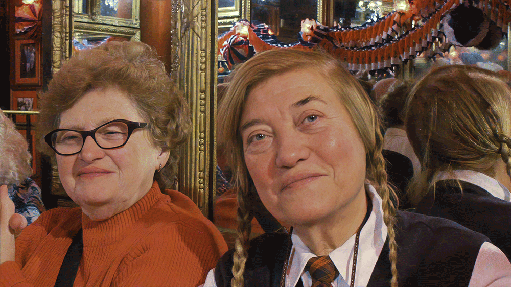 Michou c'est moi ! – le film / Rina Sherman Storyboard chronologique des tournages de 2013 à 2016 de Michou, du Cabaret, le spectacle de transformistes et les déjeuners-spectacles pour les personnes âgées de Montmartre. Le Xle déjeuner pour personnes âgées, "Les Poilus", le 11 novembre 2014 https://www.rinasherman.com/films/grands-portraits/michou-cest-moi-le-film-2013-2016/