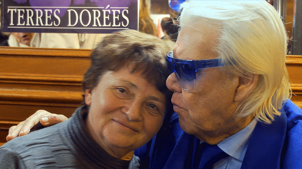 Michou, c'est moi ! – le film : Rina Sherman Interlude avec Michou et des passantes à la Mascotte, rue des Abbesses à Montmartre le 20 novembre 2014 https://www.rinasherman.com/films/grands-portraits/michou-cest-moi-le-film-2013-2016/