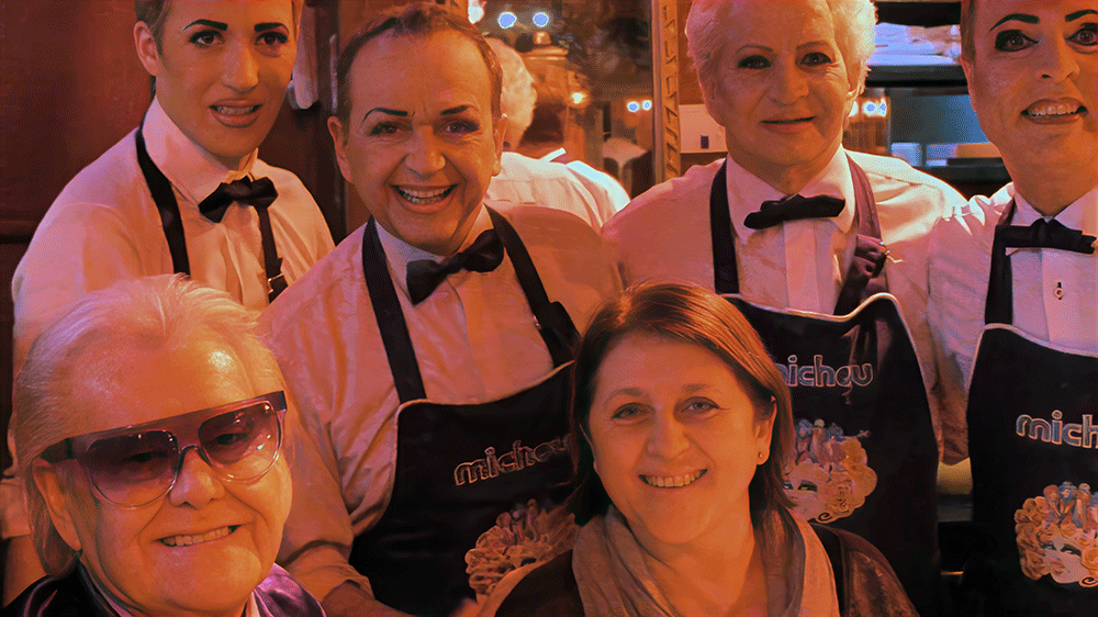 Michou, c'est moi ! – le film / Rina Sherman Storyboard chronologique des tournages de 2013 à 2016 de Michou, du Cabaret, le spectacle de transformistes et les déjeuners-spectacles pour les personnes âgées de Montmartre. Dans les coulis, maquillage de Fabrice, début de la soirée du 24 novembre 2014 https://www.rinasherman.com/films/grands-portraits/michou-cest-moi-le-film-2013-2016/