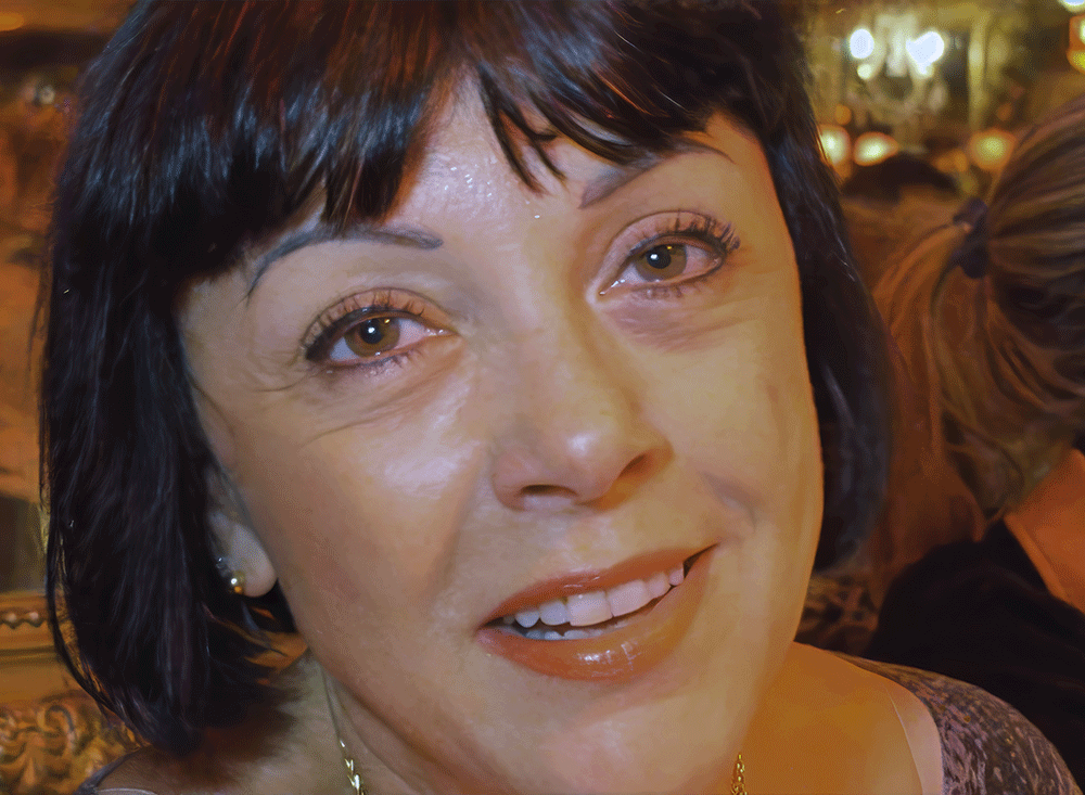 Michou, c'est moi ! – le film / Rina Sherman Storyboard chronologique des tournages de 2013 à 2016 de Michou, du Cabaret, le spectacle de transformistes et les déjeuners-spectacles pour les personnes âgées de Montmartre. Dans les coulis, maquillage de Fabrice, début de la soirée du 24 novembre 2014 https://www.rinasherman.com/films/grands-portraits/michou-cest-moi-le-film-2013-2016/