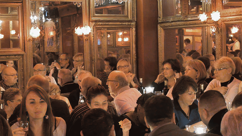 Michou, c'est moi ! – le film / Rina Sherman Storyboard chronologique des tournages de 2013 à 2016 de Michou, du Cabaret, le spectacle de transformistes et les déjeuners-spectacles pour les personnes âgées de Montmartre. Dans les coulis, maquillage de Fabrice, début de la soirée du 24 novembre 2014 https://www.rinasherman.com/films/grands-portraits/michou-cest-moi-le-film-2013-2016/