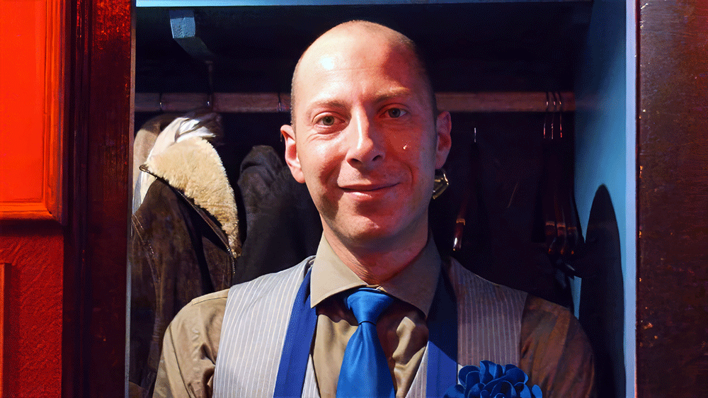 Michou, c'est moi ! – le film / Rina Sherman Storyboard chronologique des tournages de 2013 à 2016 de Michou, du Cabaret, le spectacle de transformistes et les déjeuners-spectacles pour les personnes âgées de Montmartre. Dans les coulis, maquillage de Fabrice, début de la soirée du 24 novembre 2014 https://www.rinasherman.com/films/grands-portraits/michou-cest-moi-le-film-2013-2016/