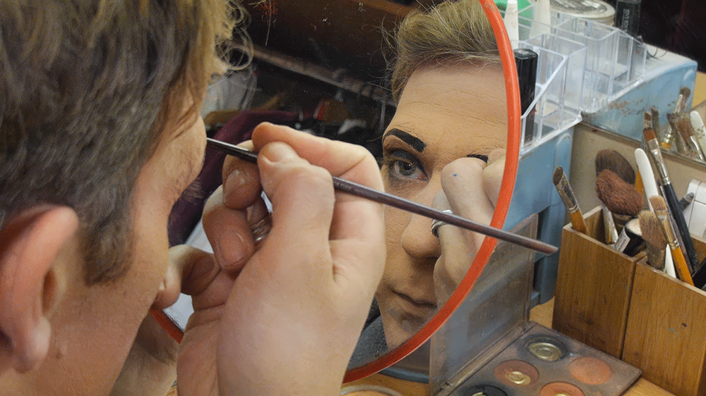 Michou, c'est moi ! – le film / Rina Sherman Storyboard chronologique des tournages de 2013 à 2016 de Michou, du Cabaret, le spectacle de transformistes et les déjeuners-spectacles pour les personnes âgées de Montmartre. Dans les coulis, maquillage de @patricegalifi , début de la soirée du 24 novembre 2014 https://www.rinasherman.com/films/grands-portraits/michou-cest-moi-le-film-2013-2016/