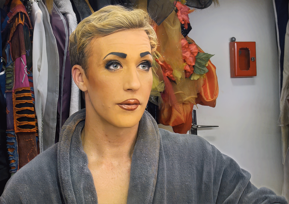 Michou, c'est moi ! – le film / Rina Sherman Storyboard chronologique des tournages de 2013 à 2016 de Michou, du Cabaret, le spectacle de transformistes et les déjeuners-spectacles pour les personnes âgées de Montmartre. Dans les coulis, maquillage de @patricegalifi , début de la soirée du 24 novembre 2014 https://www.rinasherman.com/films/grands-portraits/michou-cest-moi-le-film-2013-2016/