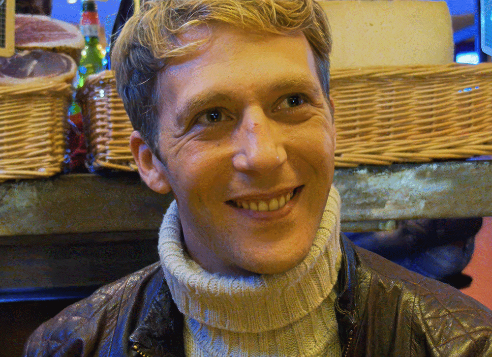 Michou, c'est moi ! – le film / Rina Sherman Storyboard chronologique des tournages de 2013 à 2016 de Michou, du Cabaret, le spectacle de transformistes et les déjeuners-spectacles pour les personnes âgées de Montmartre. Bar d'Anne à Montmartre ave Michou, @zizedupanier , Anne et @patricegalifi https://www.rinasherman.com/films/grands-portraits/michou-cest-moi-le-film-2013-2016/ @zizedupanier Jean-Louis Naitana aka Thierry Wilson